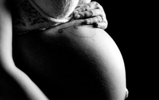 Babybauchshooting im Fotostudio im Westerwald
