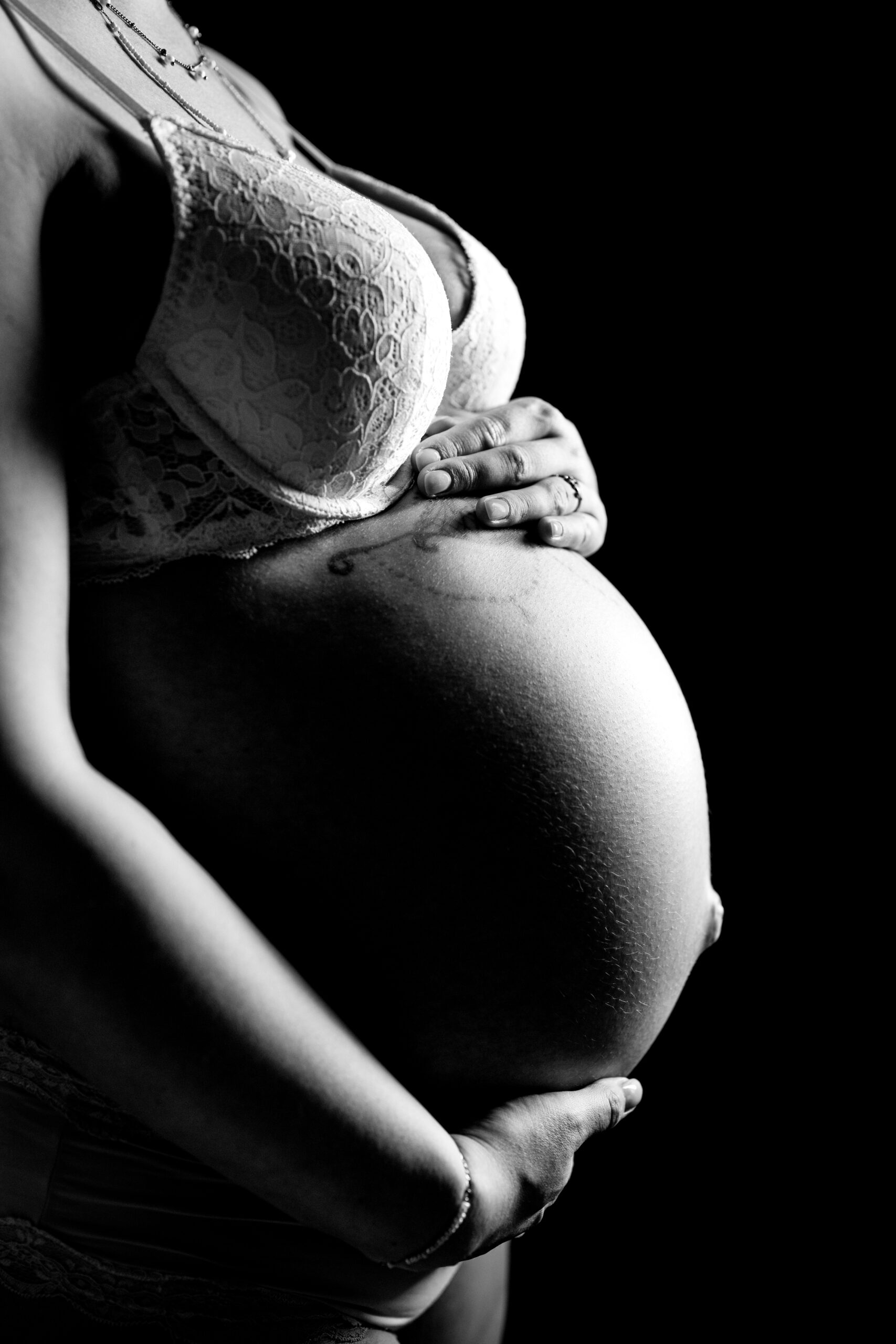 Babybauchshooting im Fotostudio im Westerwald